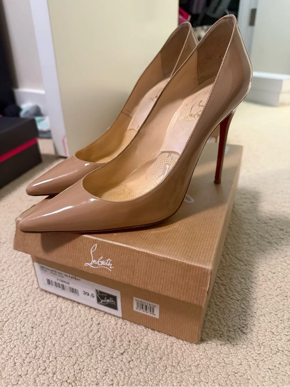 Christian Louboutin Décolleté Nude Patent Pigalle 100 Pumps - Nude